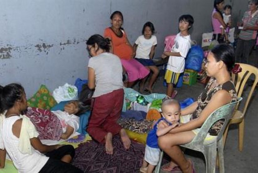 Warga pinggir pantai Mindanao dalam kamp perlindungan, menghindari serangan Badai Bopha.
