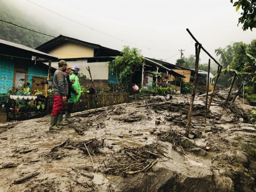 Warga dikejutkan banjir bandang yang melanda kawasan perkebunan teh Gunung Mas, Desa Tugu Selatan, Kecamatan Cisarua, Kabupaten Bogor, Jawa Barat pada Selasa (19/1).