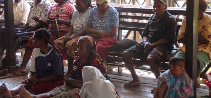 Warga Puncak Jaya mengikuti program operasi katarak gratis di RSUD Mulia, Puncak Jaya, Papua.
