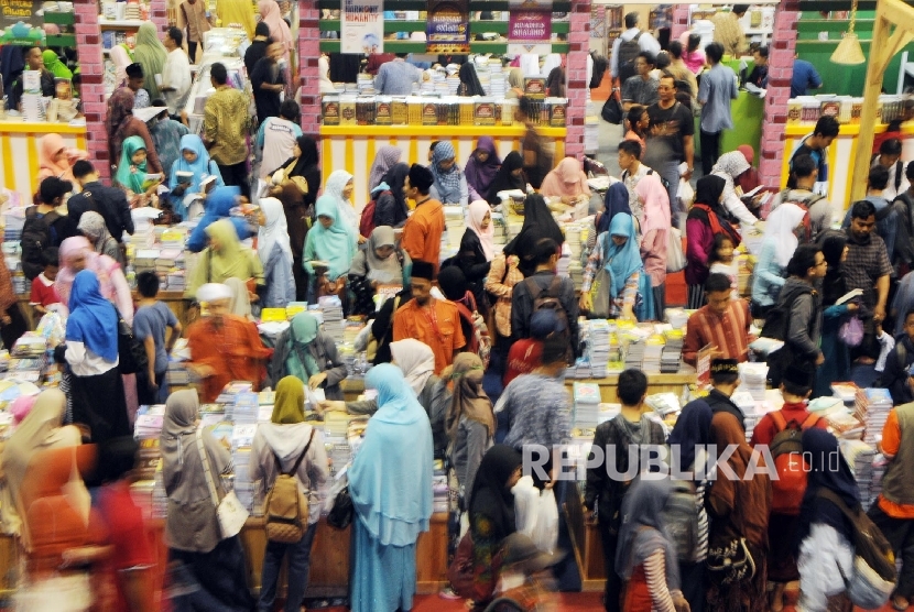  Warga ramai mengunjungi pameran Islamic Book Fair 2016 di Istora Senayan, Ahad (28/2).  (Republika/Darmawan)