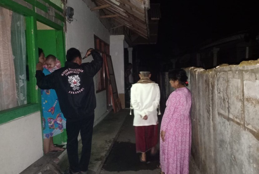 Warga Rambay Wetan Kecamatan Cisaat, Kabupaten Sukabumi memilih berada di luar rumah karena guncangan gempa magnitudo 7,4, Jumat (2/8).
