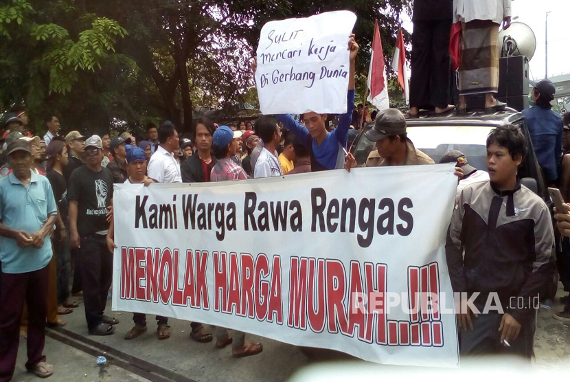 Warga Rawa Rengas Tuntut Ganti Untung Pembebasan Lahan Bandara Soekarno-Hatta di jalan M1 kawasan bandara Soekarno-Hatta, Selasa (14/3).