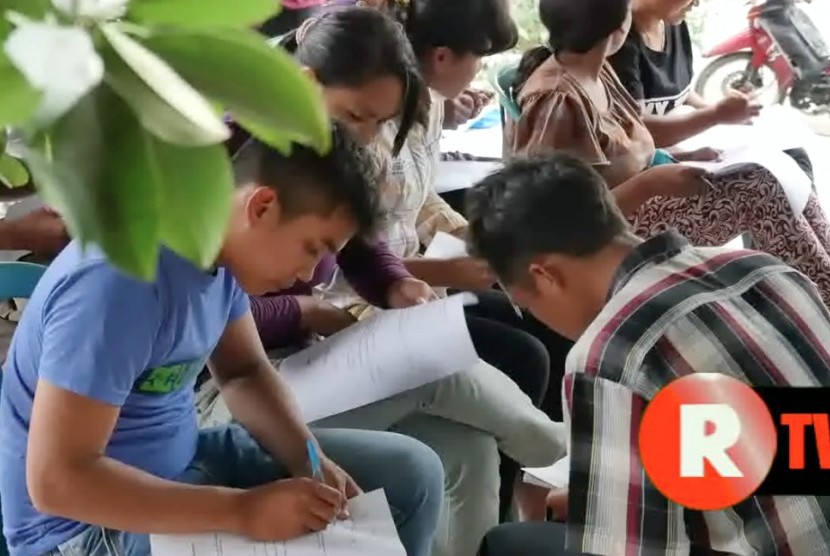 Warga Rembang sedang mengikuti program peduli pendidikan oleh Semen Indonesia