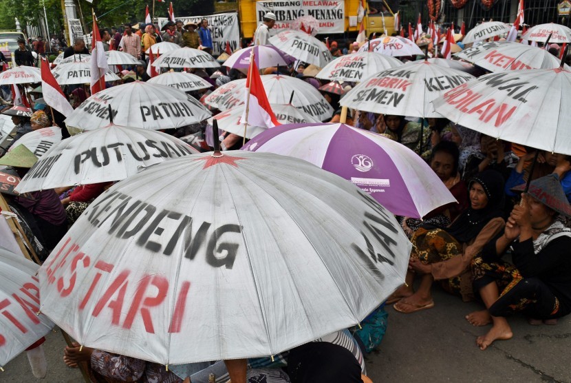 Warga Rembang yang tergabung dalam Jaringan Masyarakat Peduli Pegunungan Kendeng (JMPPK) menggelar aksi penolakan pendirian pabrik semen, di Semarang, Jawa Tengah, Selasa (17/1). 