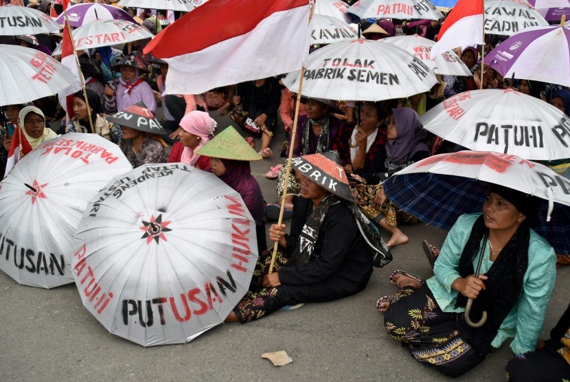 Warga Rembang yang tergabung dalam Jaringan Masyarakat Peduli Pegunungan Kendeng (JMPPK) menggelar aksi penolakan pendirian pabrik semen, di Semarang, Jawa Tengah, Selasa (17/1). 