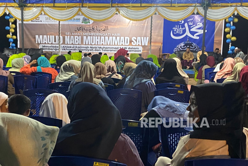 Warga Rempang Eco City bersama PT Makmur Elok Graha menggelar peringatan Maulid Nabi dan memberikan santunan kepada anak yatim.