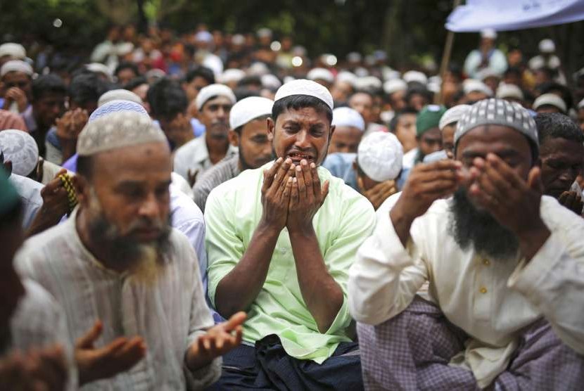 Warga Rohingya berdoa dalam peringatan satu tahun kekerasan tentara Myanmar.