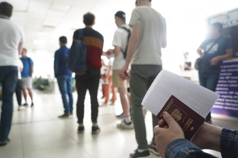 Warga Rusia yang melarikan diri ke negaranya untuk menghindari wajib militer tidak akan memperoleh visa untuk tetap tinggal di Prancis.