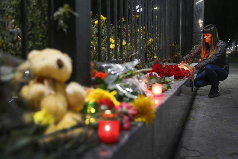 Warga Rusia menaruh bunga dan lilin sebagai tanda berduka cita atas korban tewas kecelakaan pesawat Rusia di wilayah gurun Hassana, dekat Kota el-Arish, Semenanjung Sinai, Mesir, Sabtu (31/10).