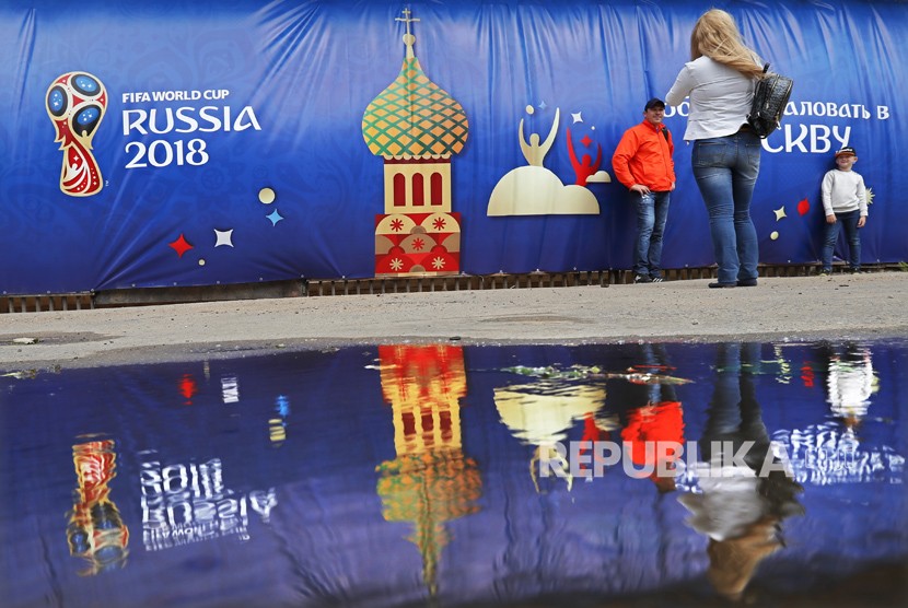 Warga Rusia mengambil gambar di depan logo Piala Dunia 2018 di Moskow, Rusia, Rabu (6/6). Piala Dunia 2018 akan berlangsung di Rusia dari 14 Juni hingga 15 Juli 2018.