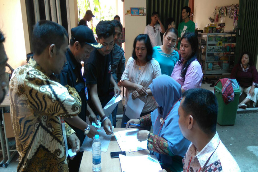 Warga rusun Marunda, Jakarta Utara, menunjukan surat pendaftaran pemilih dari KPU. Namun, mereka tidak bisa memilih karena tak masuk DPT, Rabu (15/2). 