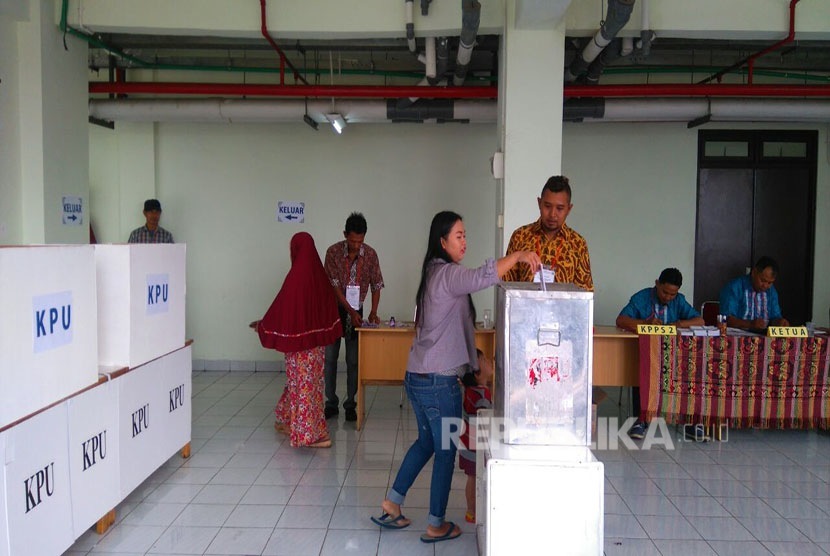 Warga Rusun Rawa Bebek menggunakan hak pilihnya dalam Pilkada DKI Jakarta, Rabu (15/2). 