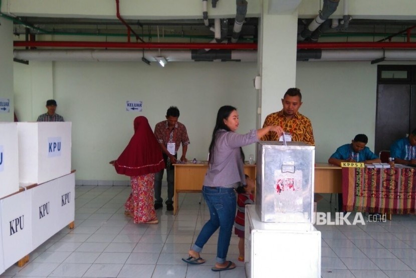 Warga Rusun Rawa Bebek menggunakan hak pilihnya dalam Pilkada DKI Jakarta, Rabu (15/2). 