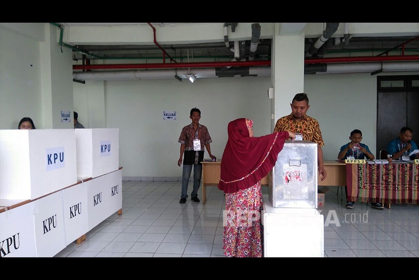 Warga Rusun Rawa Bebek menggunakan hak pilihnya dalam Pilkada DKI Jakarta, Rabu (15/2).