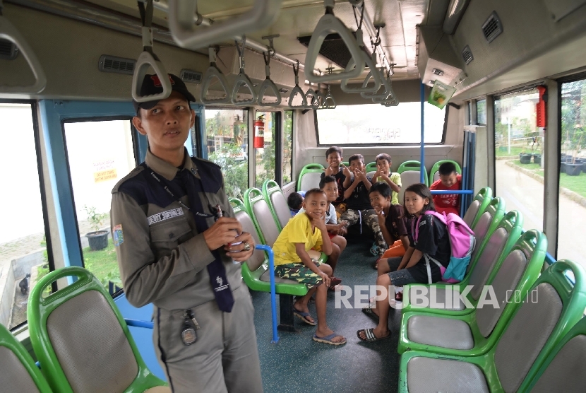 Sebanyak 52 unit angkutan pengumpan atau feeder resmi yang diberi nama 'Wira Wiri Suroboyo' mulai beroperasi di wilayah Kota Surabaya, Jawa Timur, pada Kamis (2/3/2023).