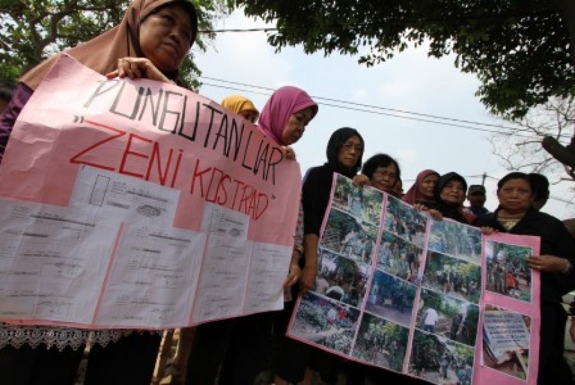    Warga RW 012 membawa poster ketika melakukan demo menolak rencana pembangunan rumah dinas Zeni TNI AD di Kelurahan Srengseng Sawah, Kecamatan Jagakarsa, Jakarta Selatan, Senin (30/7). 