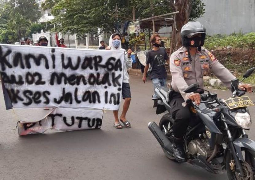 Warga RW 02 Kelurahan Srengseng, Kecamatan Kembangan, Jakbar menggelar aksi mendatangai pihak Intercon, Kamis (13/8).
