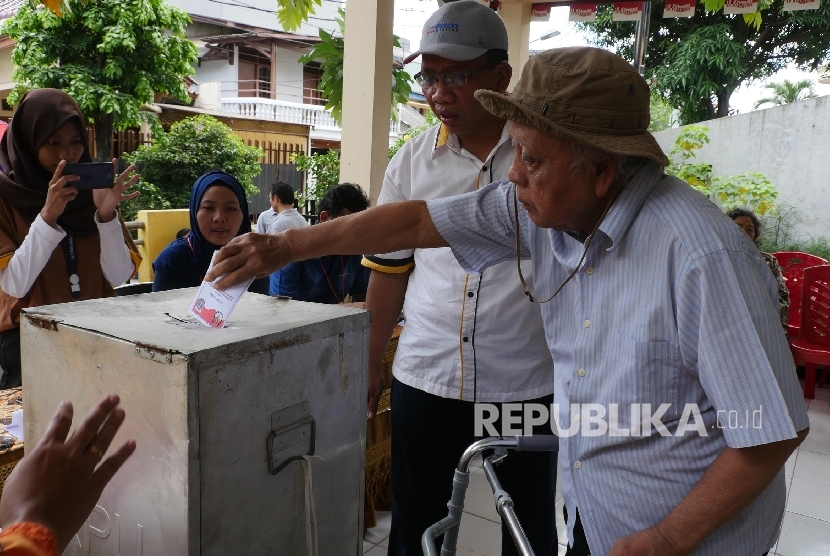 Warga RW 04 Kelurahan Sunter Jaya memasukkan surat suaranya usi dicoblos di bilik pemilhan di TPS 32 di Komplek Depkes Sunter Jaya Jakrta, Rabu (15/2).