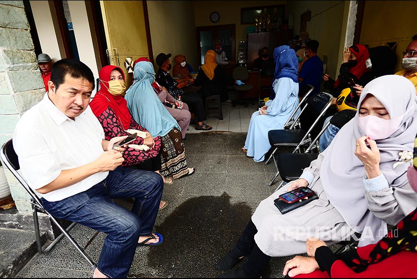 Warga RW 05 Kelurahan Kujangsari, Kecamatan Bandung Kidul mengkuti program Vaksinasi Covid-19 Booster Tahap II di Kompleks Jaka Purwa, Bandung, Kamis (16/2/2023). Vaksin booster ke-2 ini bekerjasama antara warga dengan Kesdam III Siliiwangi. 120 orang warga terdaftar mengikuti program ini.