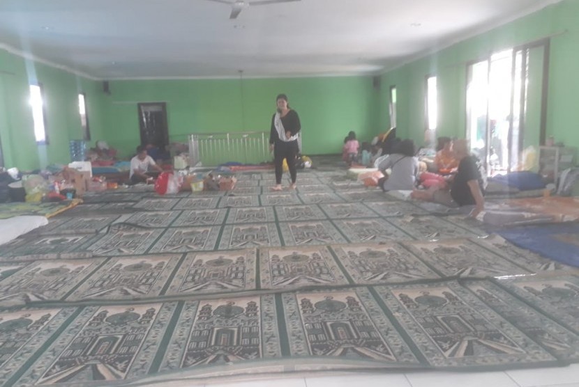 Warga RW 11 Tamansari Kota Bandung sudah satu bulan masih bertahan di Masjid Al-Islam pasca pembongkaran bangunan Kamis (12/12) lalu. 