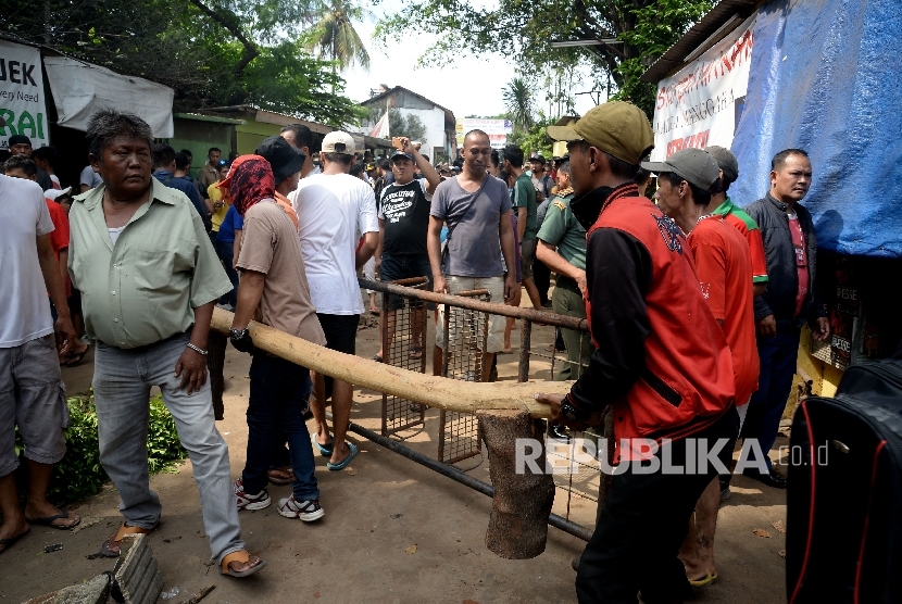 Warga RW 12 Kelurahan Manggarai, Kecamatan Tebet, Jakarta melakukan aksi blokir jalan , Rabu (26/4).