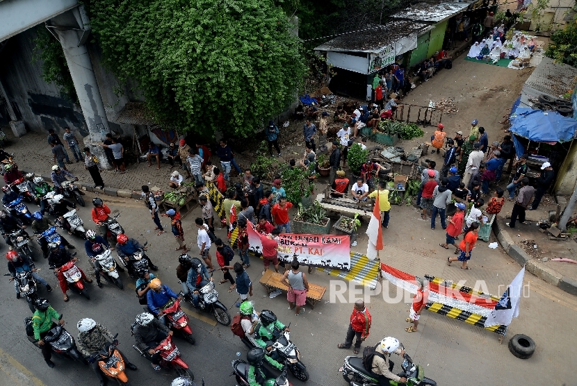 Warga RW 12 Kelurahan Manggarai, Kecamatan Tebet, Jakarta melakukan aksi blokir jalan , Rabu (26/4).