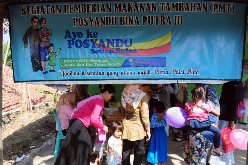 Warga saat akan melaksanakan vaksinasi untuk anak-anak di Posyandu Desa Cibeber II, Leuwiliang, Kabupaten Bogor, Jawa Barat.