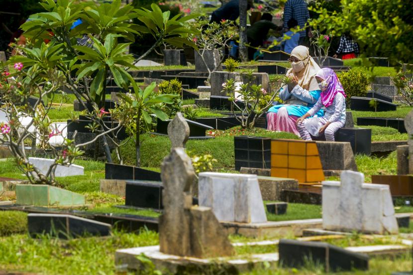  Hukum Duduk di atas Kuburan. Foto:  Warga saat berziarah di TPU Karet Bivak, Jakarta, Ahad (27/3/2022). Ilustrasi