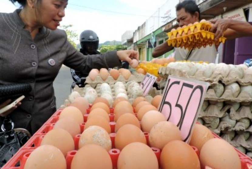 Warga saat membeli telur di Pasar Sentral, Kota Gorontalo, Rabu (22/7). Pedagang setempat mendatangkan telur dari Sulsel dan Sulteng untuk memenuhi permintaan warga menjelang perayaan Lebaran Ketupat.