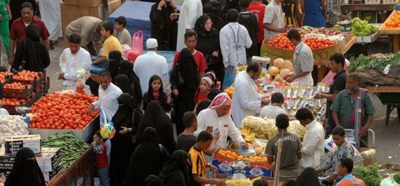 Warga Saudi jejali pasar-pasar di Jeddah jelang Idul Fitri.