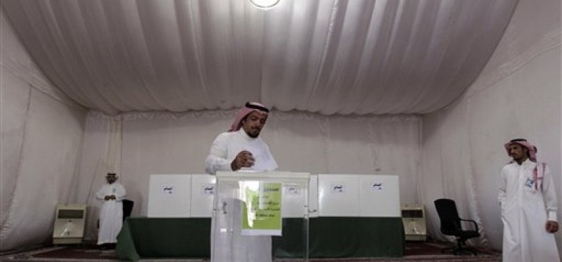 Warga Saudi menggunakan hak pilihnya dalam pemilihan umum kota, Kamis (29/9).