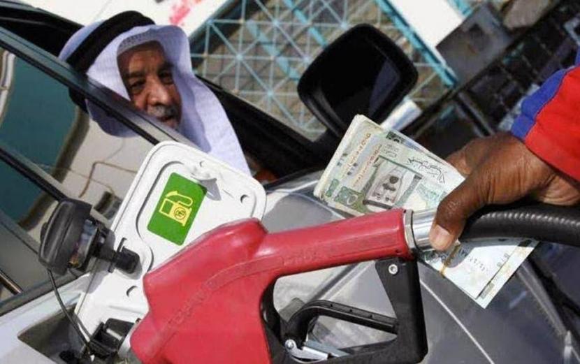 Warga Saudi mengisi bahan bakar yang harganya turun akibat pandemi Corona.