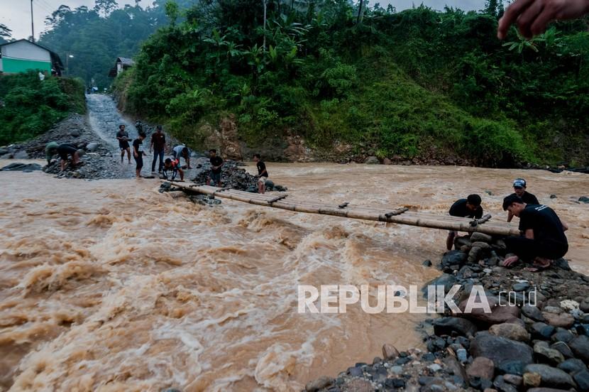 Warga Kesulitan Akses Jembatan Layak Republika Online Warga Kesulitan Akses Jembatan Layak Republika Online