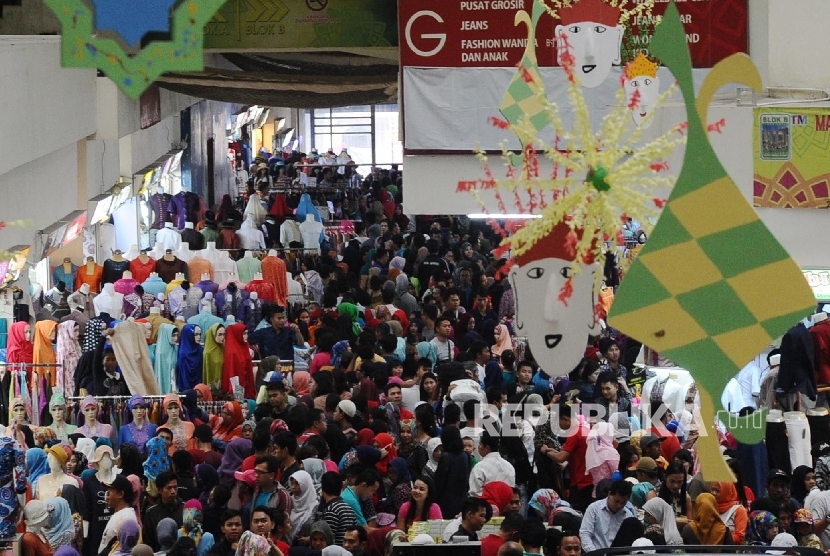 Warga sedang berbelanja kebutuhan di Pasar Tanah Abang Blok B, Jakarta, Ahad (26/6). (Republika/Tahta Aidilla)