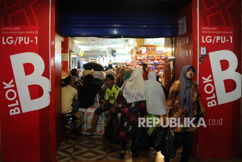 Warga sedang berbelanja pakaian di pasar Tanah Abang, Jakarta, Selasa (10/5).  (Republika/Tahta Aidilla)