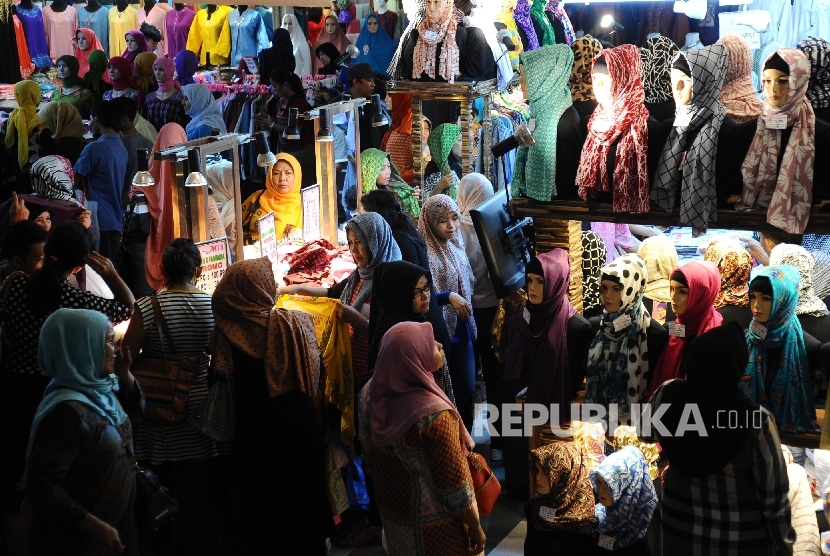 Warga sedang berbelanja pakaian di pasar Tanah Abang, Jakarta, Selasa (10/5).  (Republika/Tahta Aidilla)