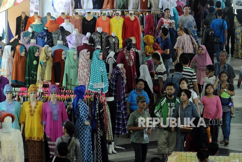 Warga sedang berbelanja pakaian di pasar Tanah Abang, Jakarta.