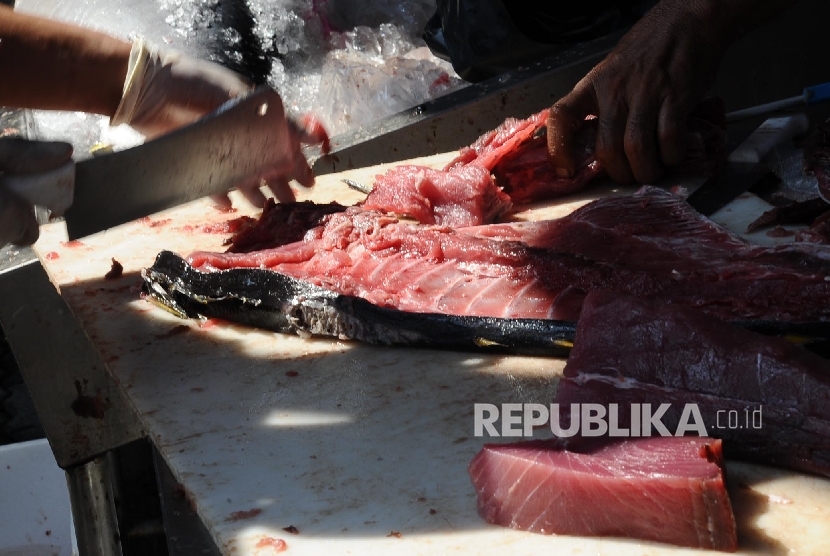 Warga sedang berbelanja saat di gelar Pasar Ikan Murah di Sarinah, Jakarta, Ahad (26/6).  (Republika/Tahta Aidilla)