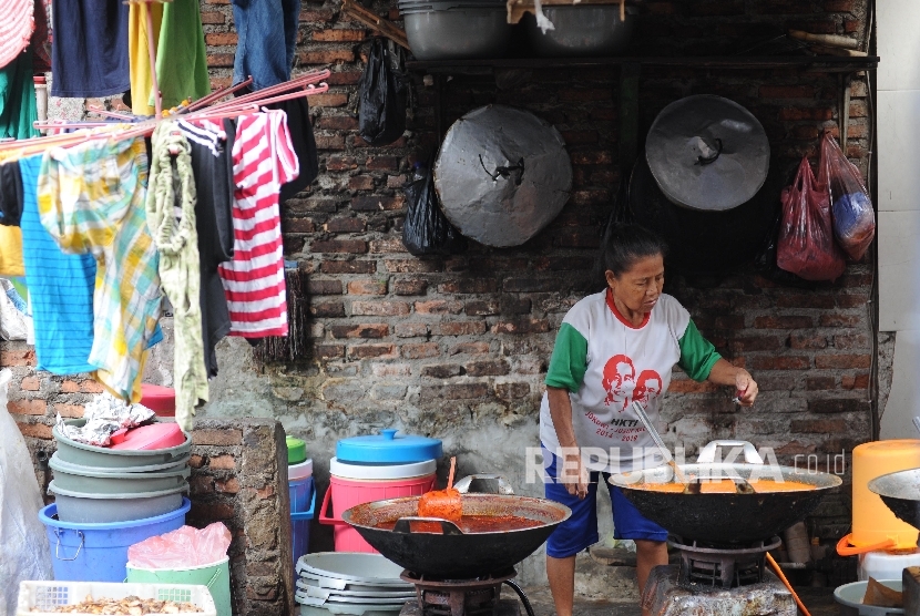 Warga sedang memasak di kawasan kumuh Bantaran kali di jalan Jati Bunder, Kelurahan Kebon Melati, Kecamatan Tanah Abang, Jakarta Pusat, Senin (25/9). 