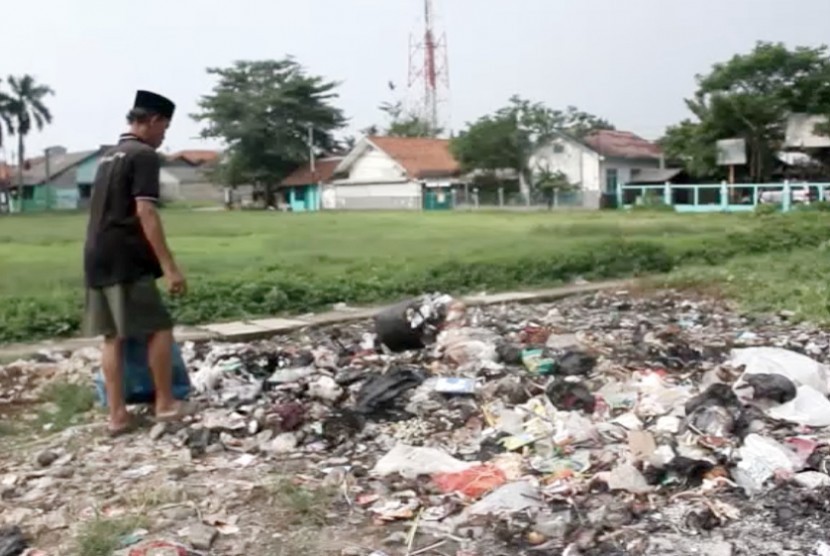 Warga sedang membuang sampah. Pemkot Padang akan melakukan operasi tangkap tangan (OTT) kepada warga yang membuang sampah sembarangan mulai 1 Januari 2018.