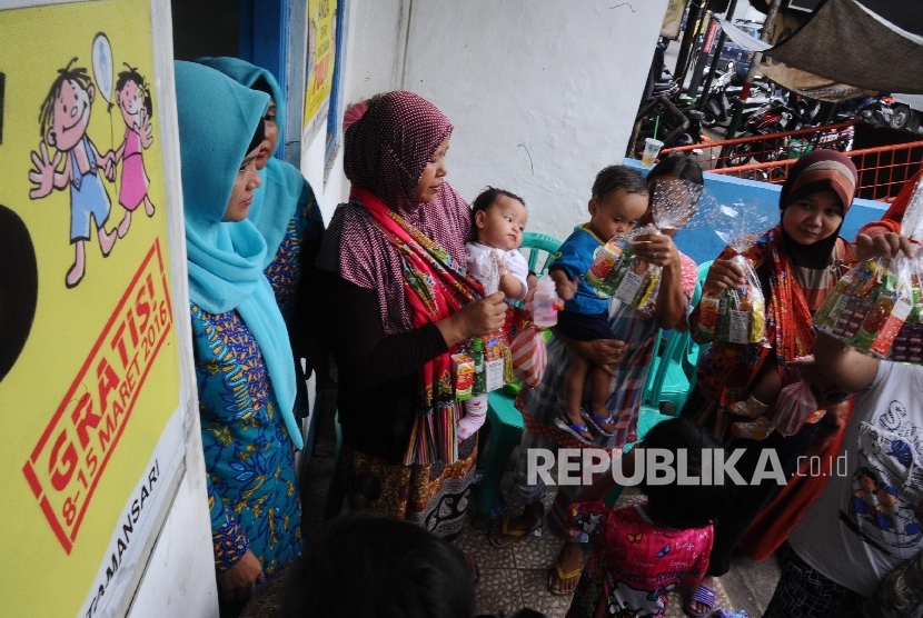  Warga sedang memeriksakan kesehatan anak bayinya di Posyandu Flamboyan, Pinangsia, Jakarta, Kamis (31/3). 