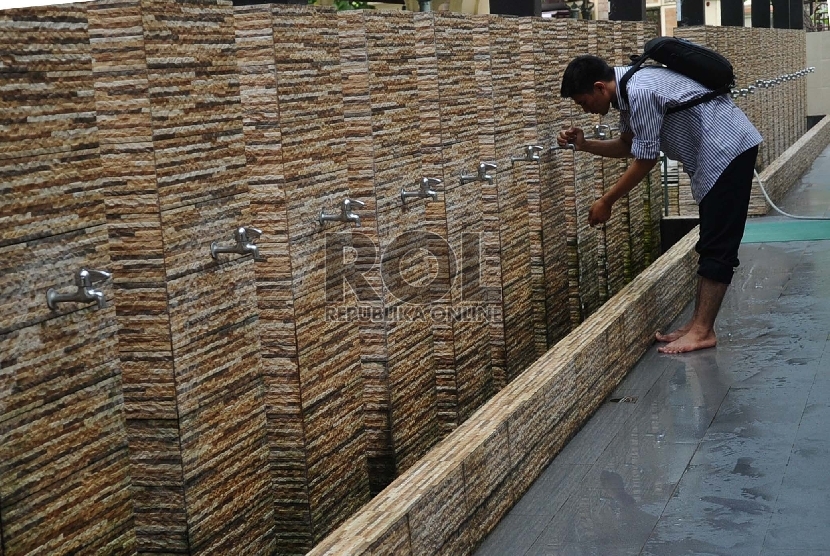  Warga sedang mengambil air wudhu saat akan menjalankan shalat di masjid Sunda Kelapa, Jakarta, Selasa (5/4). Republika/ Tahta Aidilla)
