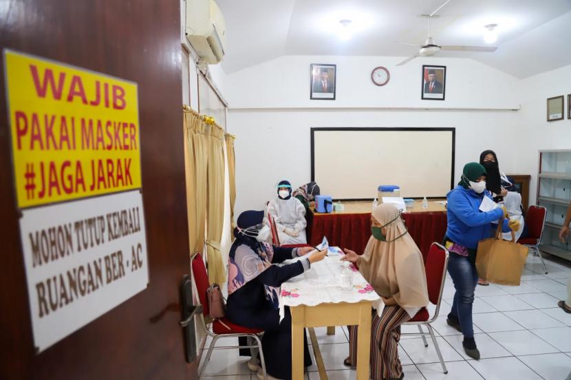 Warga sedang mengantre untuk mendapatkan vaksisnasi Covid-19 di Masjid Ash Shalihin, Jalan Walang Baru Raya, Koja, Jakarta Utara, Jumat (30/7). 