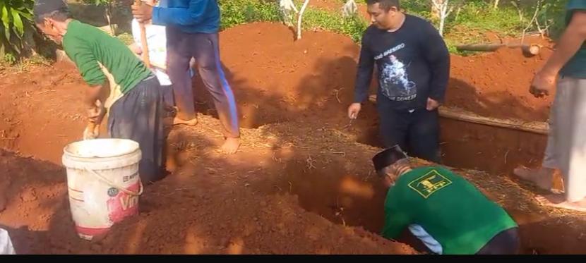 Warga sedang menggali lubang makam untuk korban meninggal kecelakaan bus SMK Lingga Kencana di TPU Parung Bingung, Ahad (12/5/2024).
