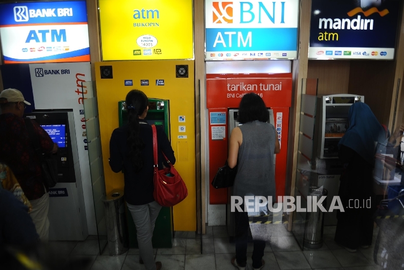 Warga sedang mengunakan Anjungan Tunai Mandiri di ATM Centre, Jakarta, Rabu (20/4). (Republika/Tahta Aidilla )