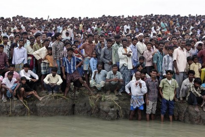 Warga sedang menyaksikan evakuasi korban kapal ferry tenggelam di India.