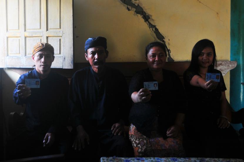 Warga Sedulur Sikep atau penganut kepercayaan ajaran Samin menunjukkan Kartu Tanda Penduduk elektronik (KTP-el) di Desa Larikrejo, Undaan, Kudus, Jawa Tengah, Selasa (31/5/2022). (ilustrasi)