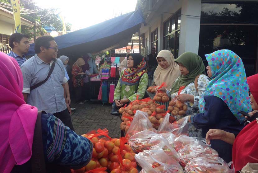 Warga sekitar kampus STMIK Nusa Mandiri Kampus Warungjati, Jakarta Selatan, mengunjungi dan berbelanja di stan Ditjen Hortikultura Departemen Pertanian pada bazar Ramadhan STMIK Nusa Mandiri, Rabu (22/6/2016).