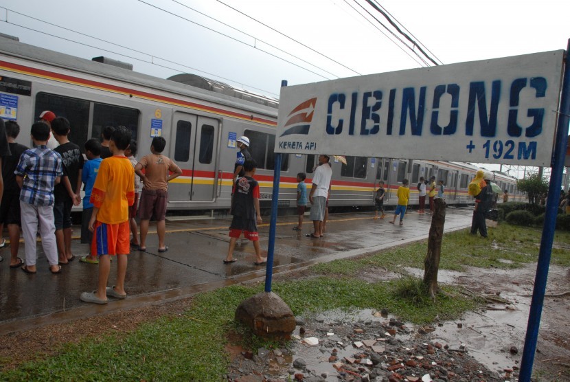 Penumpang menyambut kedatangan KRL Commuter Line di Stasiun Cibinong, Kabupaten Bogor, Jawa Barat, Rabu (1/4).
