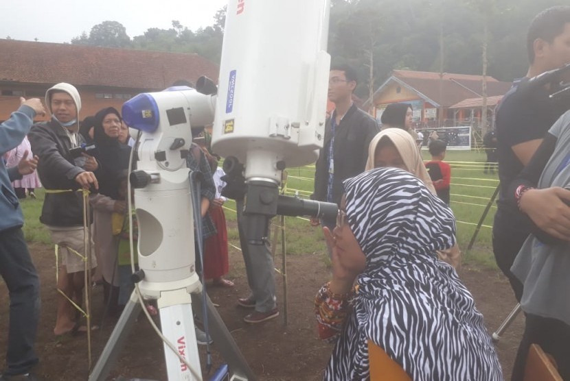 Warga sekitaran Lembang antusias mengamati gerhana matahari sebagian di lapangan Sinapeul, Desa GudangKahuripan yang tidak jauh dari Bosccha, Kamis (26/12).